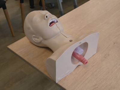 illustration Mannequin pédagogique dédié aux simulations des soins de trachéotomie pour le CHIC